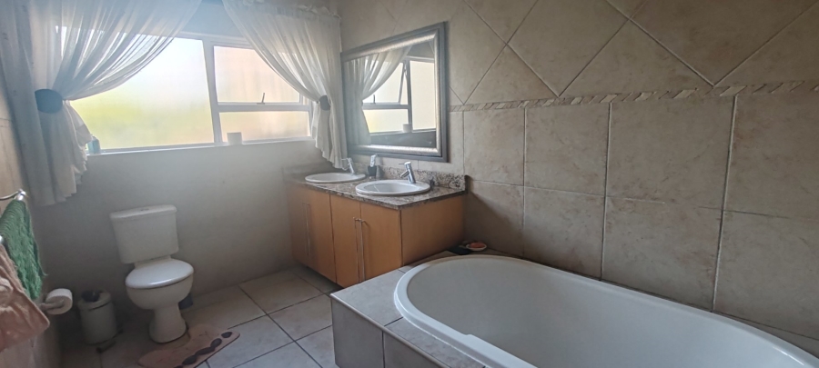 4 Bedroom Property for Sale in Caribbean Beach Club North West